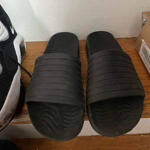Men’s slides/shower shoes size 11